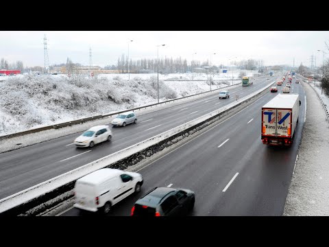 Neige : 400 véhicules toujours bloqués sur les routes en Ile-de-France, selon Clément Beaune