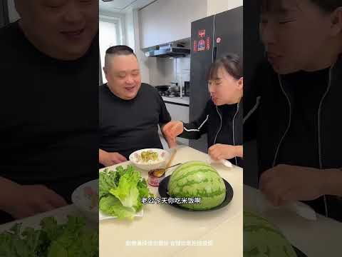 蠢老公以為西瓜裡面藏著雞腿，誰料被我中途吃光了，給他直接氣哭！