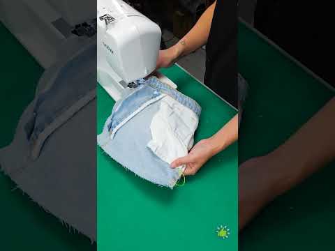 Dia baru saja memotong celana jeans-nya dengan gunting 😮