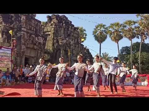 สาวอึ่งโพนสะอาด ນອ້ງໆນັກຮຽນຟ້ອນສິນລະປະໃນງານບຸນນະມັດຊະການພະທາດສາມປາງ