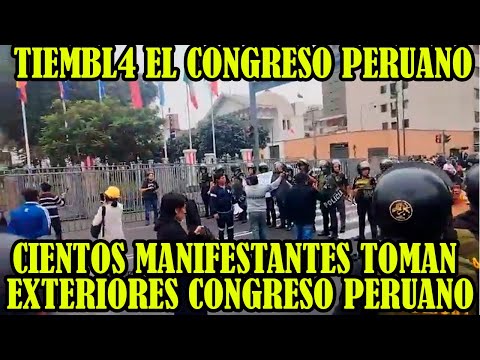 PROTESTAS DESDE LOS EXTERIORES DEL CONGRESO PERUANO POR NO TRABAJAR PARA EL PUEBLO..