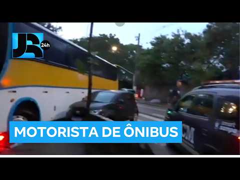 Motorista de ônibus sem habilitação bate em carro, destrói mureta e foge