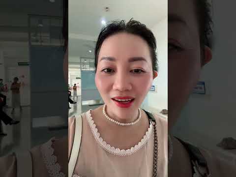 Hai Mẹ con đi khám sức khỏe