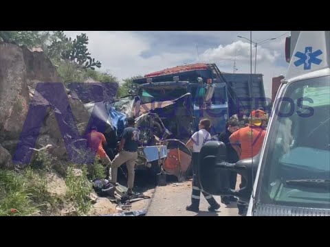 Aparatoso accidente entre camión de volteo y automóvil deja a una persona sin vida