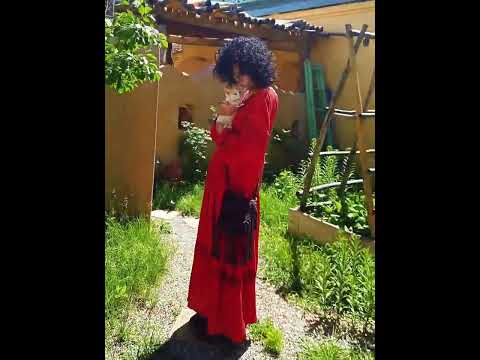 夏日飄揚的那一抹紅裙 MOEX 女の異域民族紅色刺繡洋裝 波西米亞度假風V領繡花連身裙 (U2042)-小V私家@Yahoo拍賣 #ootd #時尚 #穿搭 #fashion #outfit #潮流