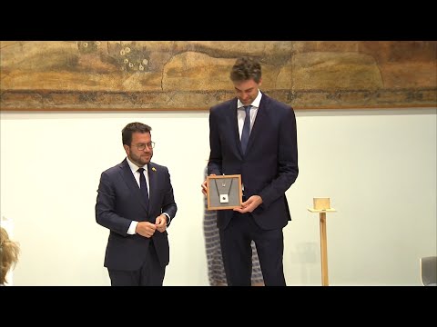 Pau Gasol recibe la Creu de Sant Jordi de mano de Aragonès