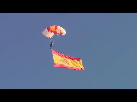 Así ha sido el salto del paracaidista con la bandera de España
