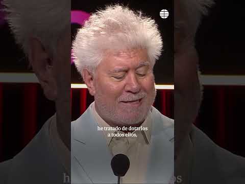 Almodóvar recoge el Premio Donostia acompañado de Sánchez: Gracias presidente por estar aquí