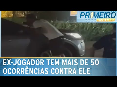 Ex-jogador Carlos Alberto é filmado destruindo carro no RJ | Primeiro Impacto (15/04/24)