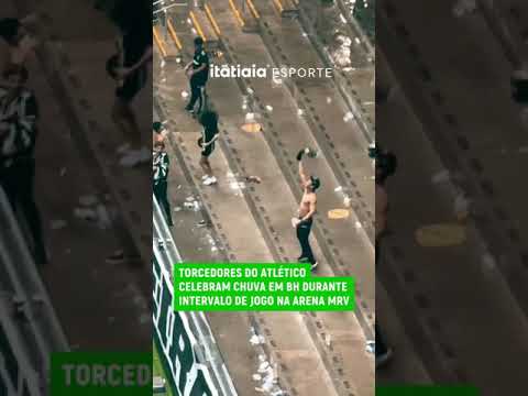 TORCEDORES DO ATLÉTICO COMEMORAM CHEGADA DA CHUVA EM BH DURANTE VITÓRIA SOBRE O GRÊMIO NA ARENA MRV