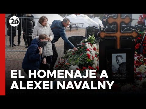 RUSIA | Cientos de rusos siguen presentando respetos a Navalny ante su tumba