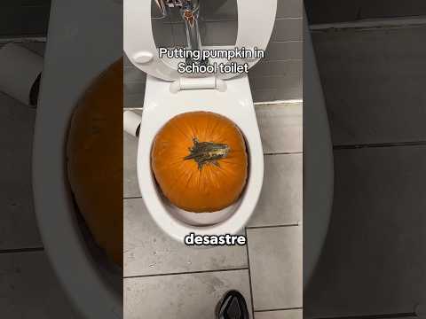 Él colocó una calabaza en el baño de la escuela | #shortsvideo