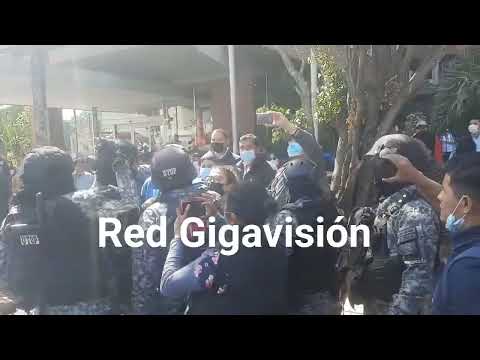 Protesta contra gestión de Gobernador en medio del resguardo de afines a Fernando Camacho y presenc