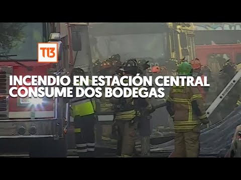 Incendio consume dos bodegas en Estación Central