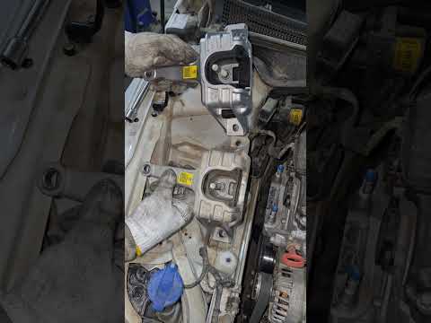 Hyundai Elantra <strong>Engine</strong> mounting bush damage Install new mounting #automobile