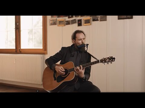 Hohner Artist Jérôme Meyer präsentiert die Pentaharp mit Gitarre