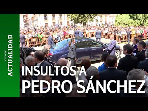 Insultos a Pedro Sánchez a la salida del Premio Cervantes en Alcalá de Henares