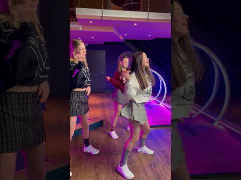 Onze Sugar Rush-dans is letterlijk een boomerang! #popz #boomerang #dans #sugarrush #shorts