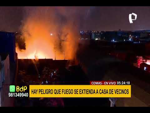 Incendio de gran magnitud afecta una fábrica de productos plásticos en Comas (1/2)
