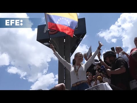 Machado reaparece em público em meio ao clamor de milhares de pessoas reunidas em Caracas