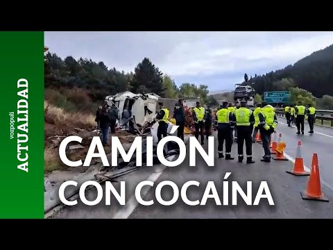 Incautados 20 paquetes de cocaína ocultos en un camión tras volcar en la A-1 y una persona detenida