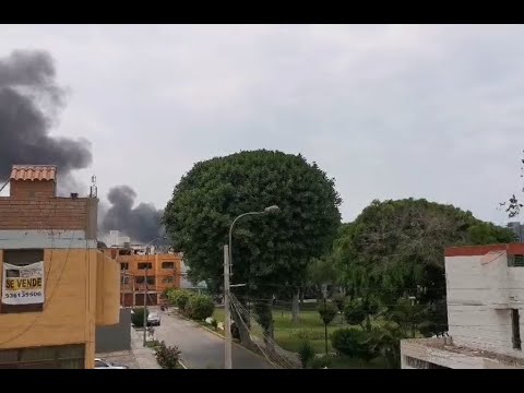 Bomberos tratan de controlar fuerte incendio en San Miguel