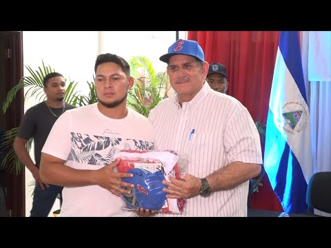Autoridades municipales entregan uniformes a jugadores de béisbol de Estelí