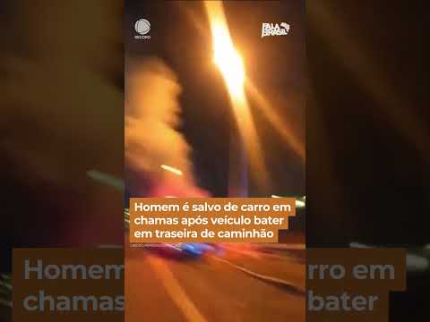 Homem é salvo de carro em chamas após veículo bater em traseira de caminhão #Shorts #FalaBrasil