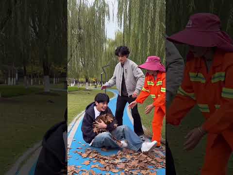 isko kuch aur <strong>hi</strong> dikhta hai
