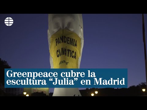 Greenpeace cubre la escultura Julia para denunciar la emergencia climática