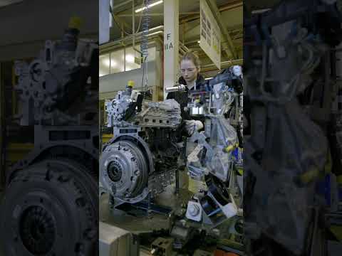 Discover the M engine assembly line at the Cléon plant! ⚙️ #Shorts