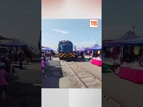 Tren turístico atraviesa feria en Arica