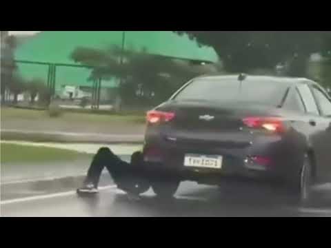Vídeo: Homem se agarra a carro e é arrastado em Criciúma