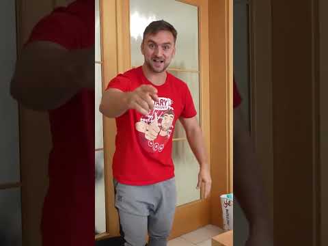 Tary skáče precis na svůj stůl 🤸‍♂️ 😝