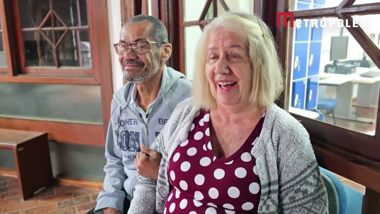 Aos 80 anos, aluna da UnB leva marido com Alzheimer para as aulas