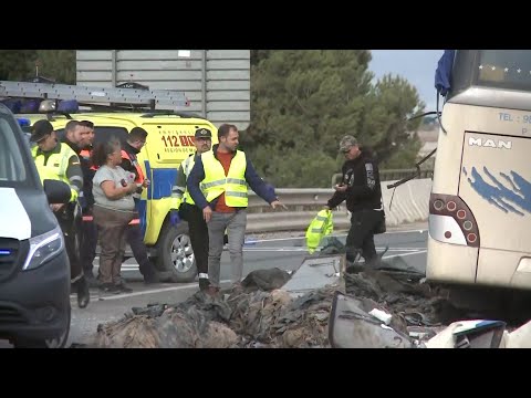 Una fallecida y 13 heridos al volcar un camión sobre un autobús de trabajadores en Lorca