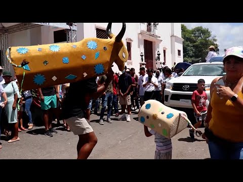 Antón se viste de fiesta y celebra el Festival del Toro Guapo