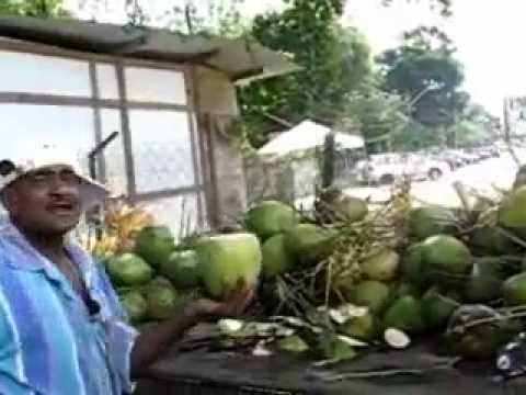 Zobacz, jak profesjonalnie otwierać kokosy!