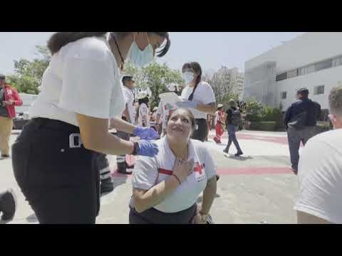 Mexicanos realizan simulacro de sismo, un ejercicio con tintes tragicómicos