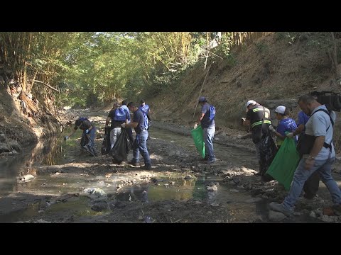 Realizan jornada de limpieza en río Acelhuate, en el marco del Día Mundial de la Educación Ambiental
