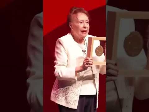 Gemma Cuervo, ovacionada por el público, recoge el premio de Teatro de la Comunidad de Madrid