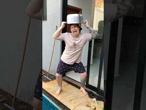 QUANDO O PAI PEGA O BRINQUEDOS NA PANELA GRANDE 😂 #shorts