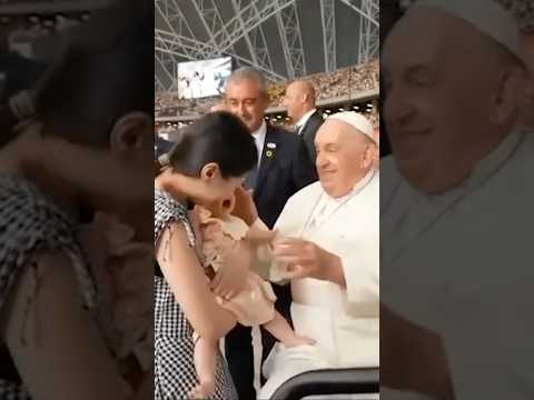 Francisco celebra misa en Singapur, donde los católicos son los únicos que crecen en número