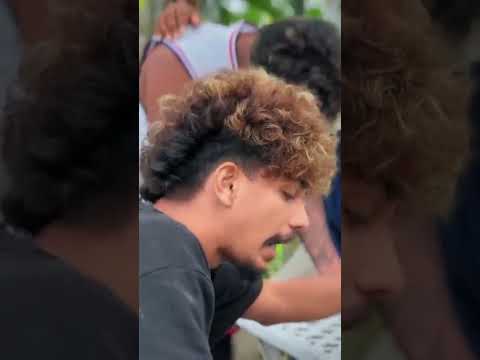 අඩෝ උබෙ සිප් එක ඇරලා බං 😒