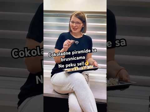 Cokoladne piramide sa brusnicama