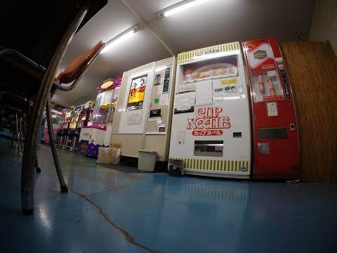 夕暮れ時の国道沿いで自販機うどんを食べる 新潟県村上市ペガサス