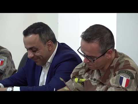مباحثات عسكرية يمنية فرنسية في المخا لتعزيز قدرات خفر السواحل
