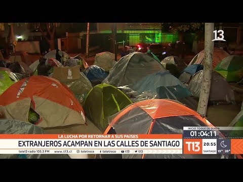 Extranjeros acampan en las calles de Santiago a la espera de retornar a su país