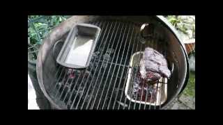 cook pulled pork on a Weber kettle BBQ 