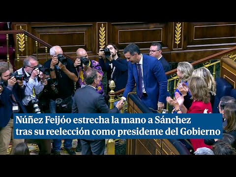 Núñez Feijóo estrecha la mano a Sánchez tras su reelección como presidente del Gobierno